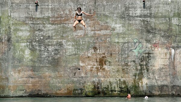 Cô gái nhảy từ vách đá xuống sông Rhine, Thụy Sĩ - Sputnik Việt Nam