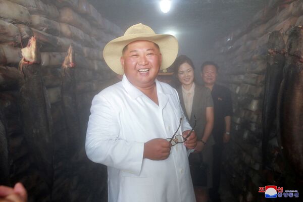 Nhà lãnh đạo Bắc Triều Tiên Kim Jong-un trong chuyến thị sát nhà máy chế biến cá - Sputnik Việt Nam
