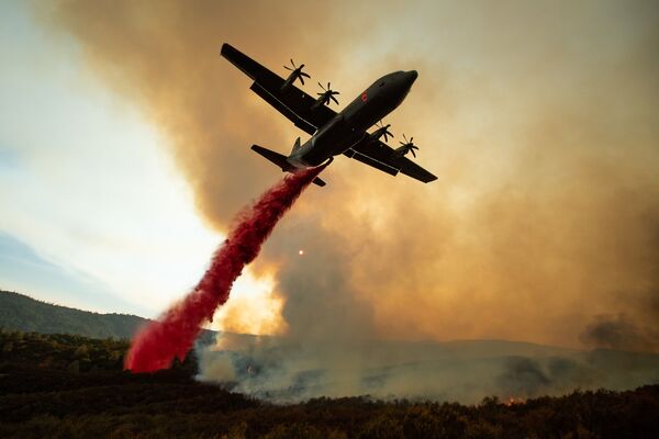 Máy bay cứu hỏa trên khu vực cháy rừng ở California, Hoa Kỳ - Sputnik Việt Nam