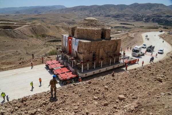 Di dời tượng đài lịch sử Artuklu Hamam của Thổ Nhĩ Kỳ nặng 1.600 tấn từ thành phố Hasankeyf đến vị trí mới để tránh lũ lụt - Sputnik Việt Nam