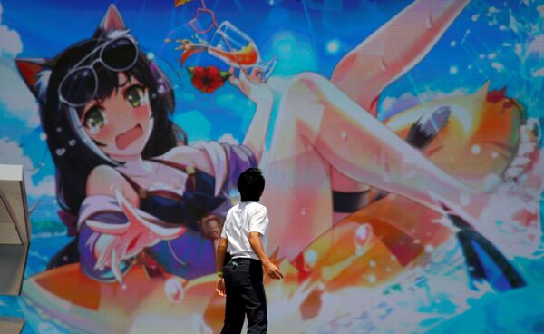 Người đàn ông nhìn lên màn hình đường phố xem phim hoạt hình ở Tokyo, Nhật Bản - Sputnik Việt Nam