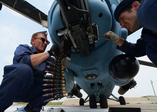 Kỹ thuật viên hàng không chuẩn bị máy bay trực thăng Mi-35 để cất cánh trong các bài tập ở khu vực Primorsky - Sputnik Việt Nam