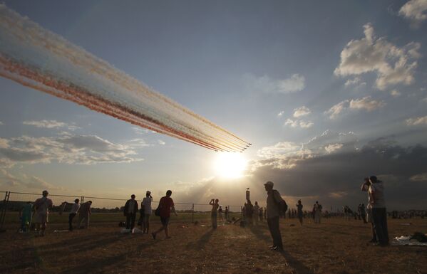 Khán giả quan sát màn trình diễn trên không, vẽ cờ 3 màu trên bầu trời tại buổi tổng duyệt  cho ngày lễ Bầu trời chung tại sân bay Zhukovsky - Sputnik Việt Nam