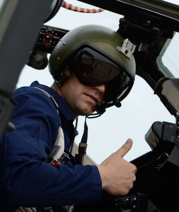 Chỉ huy trong buồng lái trực thăng Mi-28 trong huấn luyện ở vùng Primorsky - Sputnik Việt Nam