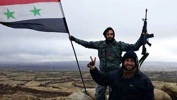 Солдаты сирийской армии с флагом Сирии - Sputnik Việt Nam