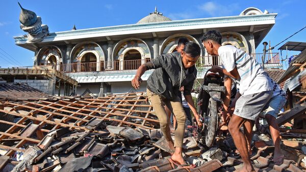 Пострадавшие в результате землетрясения на острове Ломбок в Индонезии - Sputnik Việt Nam