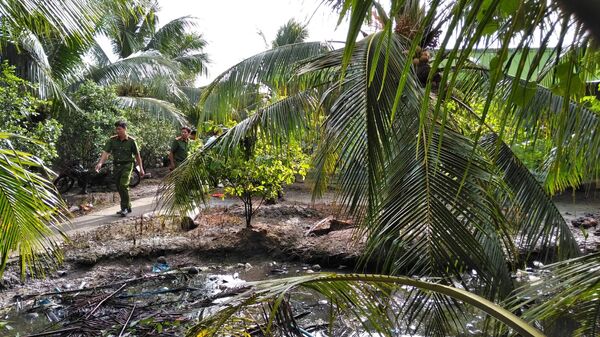Sáng 13/8/2018, Công an tỉnh Tiền Giang phối hợp với Công an huyện Châu Thành cùng các đơn vị nghiệp vụ tiến hành phong toả, khám nghiệm hiện trường để điều tra làm rõ nguyên nhân việc 3 người trong một gia đình tử vong xảy ra tại ấp 4, xã Tam Hiệp, huyện Châu Thành. Sáng 13/8/2018, Công an tỉnh Tiền Giang phối hợp với Công an huyện Châu Thành cùng các đơn vị nghiệp vụ tiến hành phong toả, khám nghiệm hiện trường để điều tra làm rõ nguyên nhân việc 3 người trong một gia đình tử vong xảy ra tại ấp 4, xã Tam Hiệp, huyện Châu Thành. - Sputnik Việt Nam