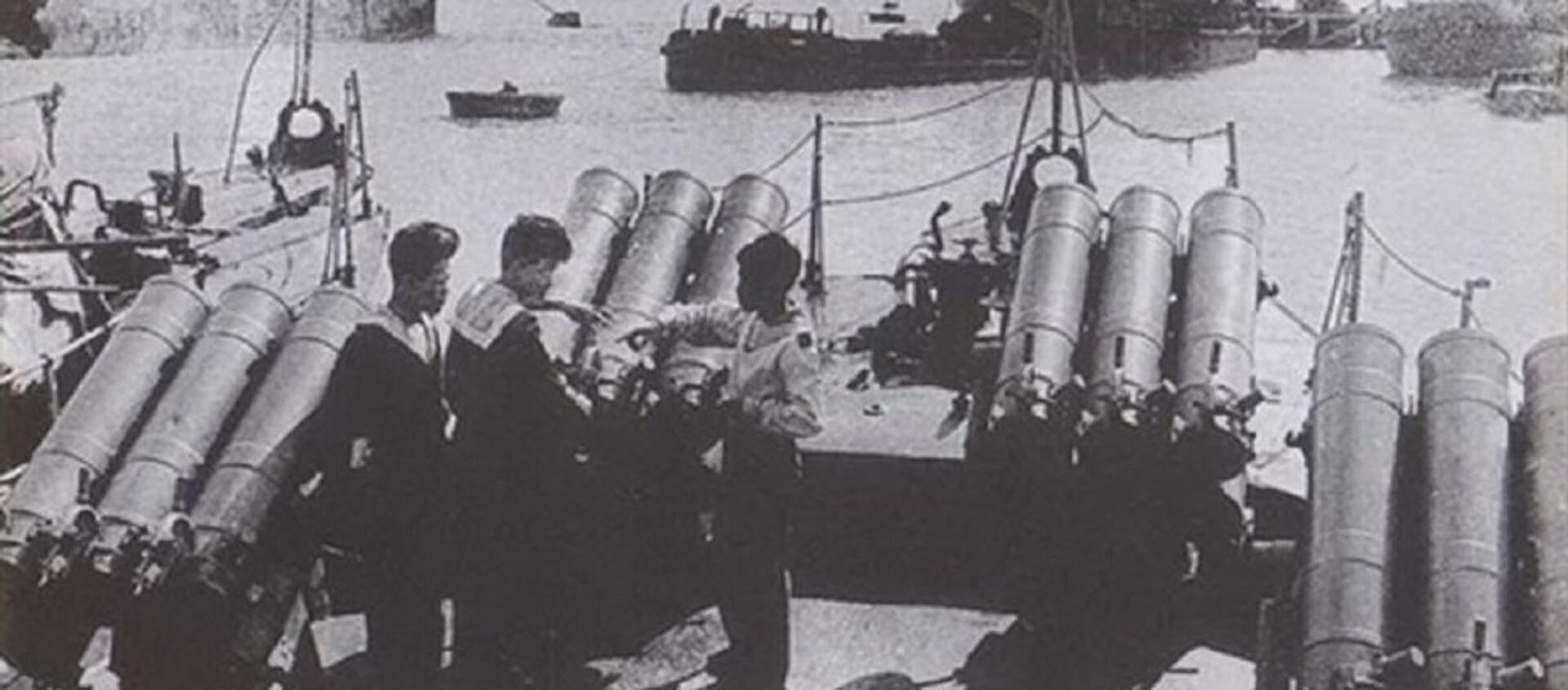 Một bức ảnh hiếm hoi về các ống phóng rocket chống ngầm RBU-1200 trên tàu chống ngầm SO-1 của Hải quân Việt Nam - Sputnik Việt Nam, 1920, 13.08.2018