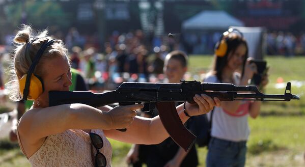 Một phụ nữ bắn súng tự động Kalashnikov tại ArMY-2018 - Sputnik Việt Nam