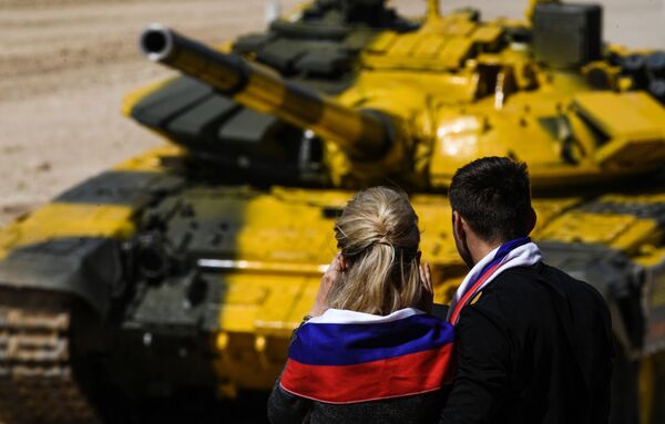 Người xem theo dõi chiếc xe tăng của đội Venezuela tại các cuộc thi “Tank Biathlon” - Sputnik Việt Nam