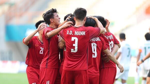 Các cầu thủ U23 Việt Nam ăn mừng sau khi Quang Hải khi ghi bàn thắng mở tỷ số. - Sputnik Việt Nam