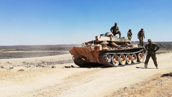Quân đội Syria chiến đấu trong sa mạc bằng thiết bị quân sự của Liên Xô - Sputnik Việt Nam