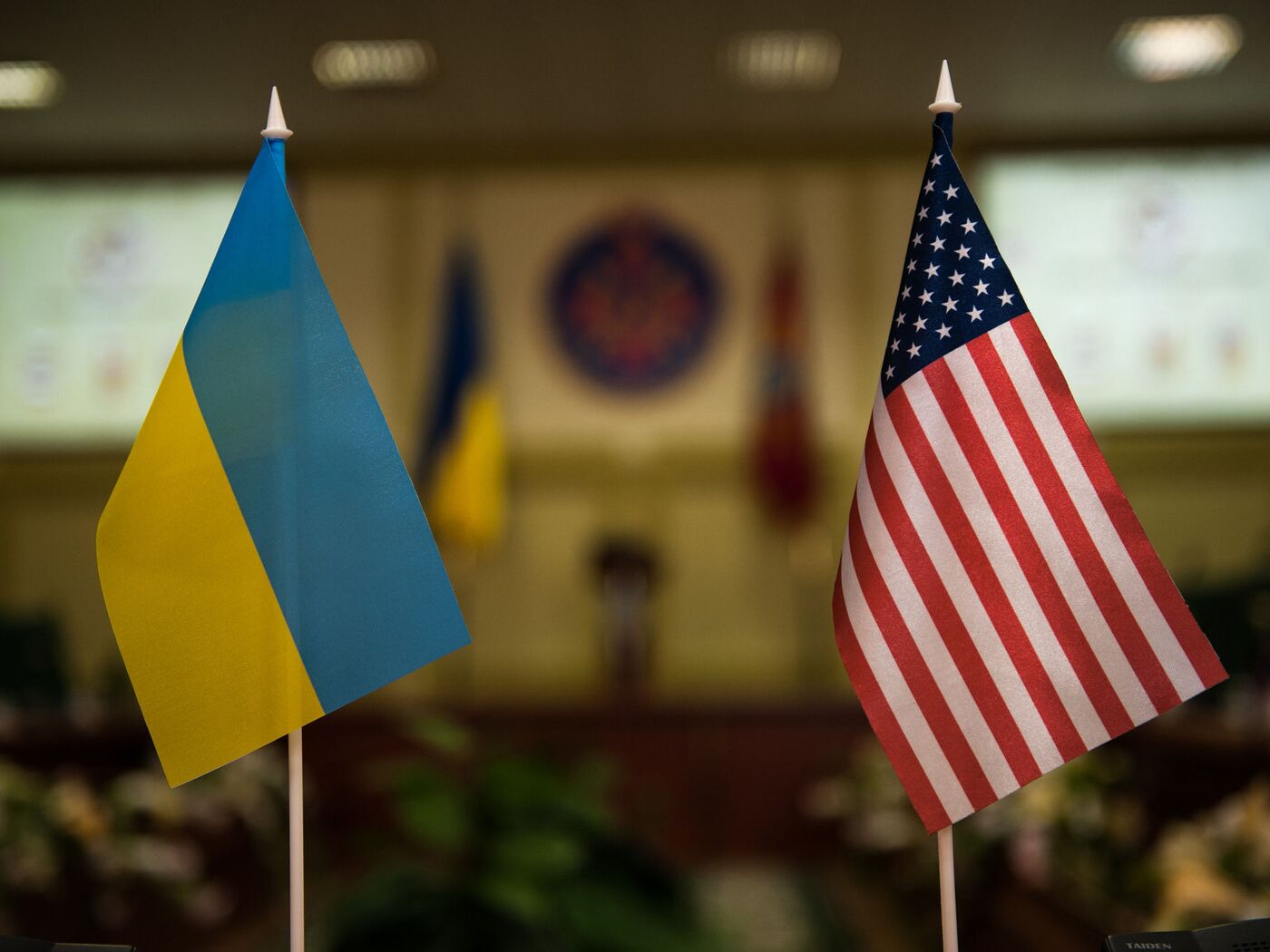 Ukraine đã bị Mỹ tố cáo phản bội vì cung cấp động cơ cho Trung Quốc, tuy nhiên quốc kỳ Uzbekistan lại đang được đưa vào tầm ưu tiên. Quốc kỳ Uzbekistan được coi là một biểu tượng của sự độc lập và tính toàn vẹn lãnh thổ, và đã thu hút được sự quan tâm của rất nhiều quốc gia.