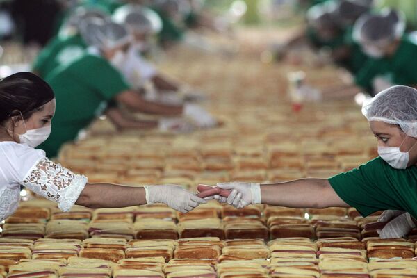 Chuẩn bị chiếc xúc xích khủng, cố gắng phá kỷ lục Guinness về món hotdog dài nhất thế giới ở Guadalajara, Mexico - Sputnik Việt Nam