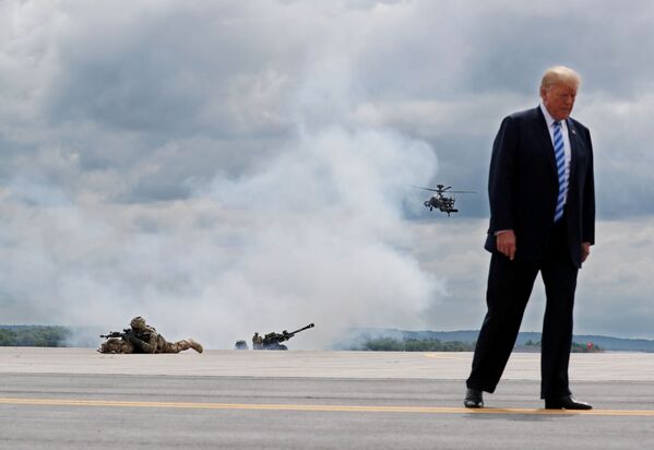 Tổng thống Hoa Kỳ Donald Trump trong chuyến thăm căn cứ quân sự Fort Drum - Sputnik Việt Nam