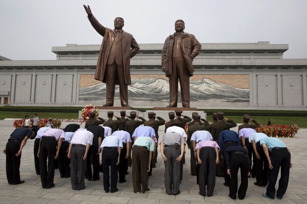 Pho tượng các lãnh tụ CHDCND Triều Tiên Kim Il-sung và Kim Jong-il - Sputnik Việt Nam