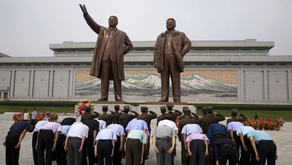 Bức tượng các lãnh tụ CHDCND Triều Tiên Kim Il-sung và Kim Jong-il - Sputnik Việt Nam