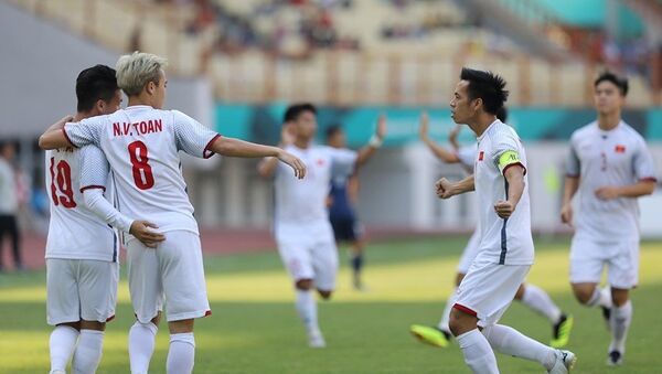 Phút thứ 2, cầu thủ Quang Hải (19) ghi bản mở tỷ số cho U23 Việt Nam. - Sputnik Việt Nam
