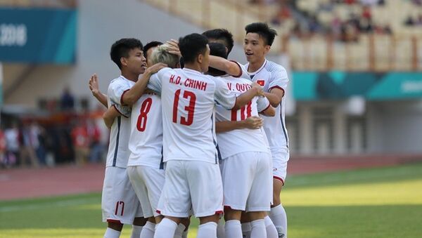 Các cầu thủ Olympic Việt Nam ăn mừng bàn thắng mở tỷ số ở phút thứ 2 của tiền vệ Quang Hải. - Sputnik Việt Nam
