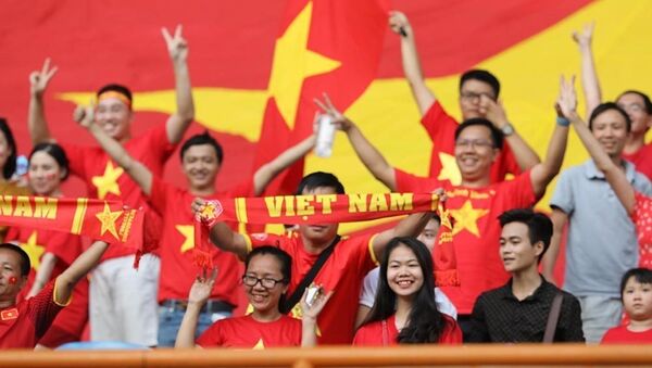 Cổ động viên ăn mừng bàn thắng của đội Olympic Việt Nam. - Sputnik Việt Nam