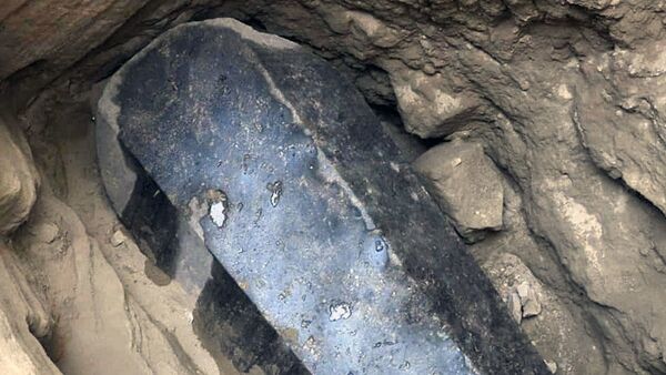 Chiếc quách màu đen được tìm thấy ở thành phố Alexandria của Ai Cập - Sputnik Việt Nam