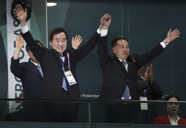 Thủ tướng Hàn Quốc Lee Nak-yon và Phó Thủ tướng CHDCND Triều Tiên Ri Ryong Nam tại lễ khai mạc Asiad 2018 tại Indonesia - Sputnik Việt Nam