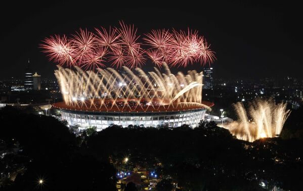 Pháo hoa chào mừng trong lễ khai mạc Asiad 2018 tại Indonesia - Sputnik Việt Nam