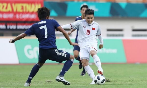 Tiền vệ Quang Hải (19) trong một pha tranh bóng với cầu thủ đội tuyển Olympic Nhật Bản. Tiền vệ Quang Hải (19) trong một pha tranh bóng với cầu thủ đội tuyển Olympic Nhật Bản. - Sputnik Việt Nam