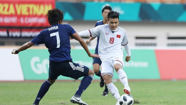 Tiền vệ Quang Hải (19) trong một pha tranh bóng với cầu thủ đội tuyển Olympic Nhật Bản. - Sputnik Việt Nam