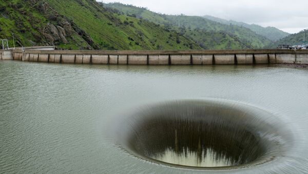 Hố xả nước trong đập chứa Monticello, Hoa Kỳ - Sputnik Việt Nam