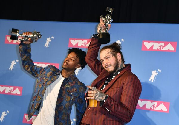 Các ca sĩ Mỹ 21 Savage và Post Malone trong lễ trao giải MTV Video Music Awards tại New York - Sputnik Việt Nam