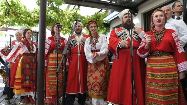 Giám đốc ca đoàn Cossack Kuban: Khách dự đám cưới Áo nhảy điệu Kazachenka - Sputnik Việt Nam