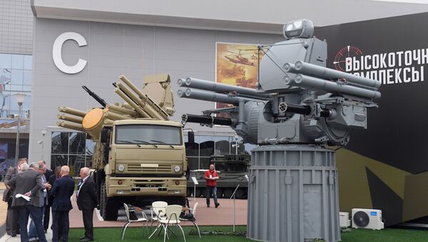 Зенитный ракетно-пушечный комплекс Панцирь-С1 (слева) и корабельный зенитный ракетно-артиллерийский комплекс Панцирь-МЕ на выставке «Армия России – завтра» в рамках IV Международного военно-технического форума «Армия-2018» в Кубинке - Sputnik Việt Nam