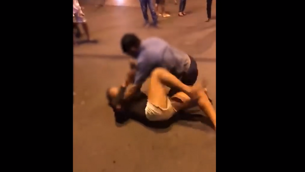 Cặp đôi nam nữ đấu võ giữa đường, bao người vây quanh hò reo cổ vũ - Sputnik Việt Nam
