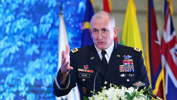 Đại tướng Robert B.Brown, Tư lệnh Bộ Tư lệnh Lục Quân Thái Bình Dương Hoa Kỳ phát biểu tại lễ bế mạc. - Sputnik Việt Nam
