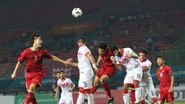 U23 Việt Nam (áo đỏ) chơi hay hơn U23 Bahrain trong hiệp 1. - Sputnik Việt Nam