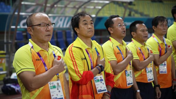 Ban huấn luyện đội tuyển Olympic Việt Nam hát quốc ca. - Sputnik Việt Nam