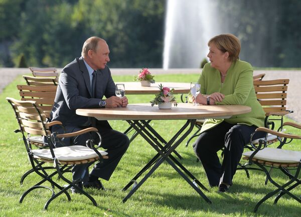 Tổng thống Nga Vladimir Putin và Thủ tướng Đức Angela Merkel hội đàm tại dinh thự chính phủ Cộng hòa Liên bang Đức Mezeberg - Sputnik Việt Nam