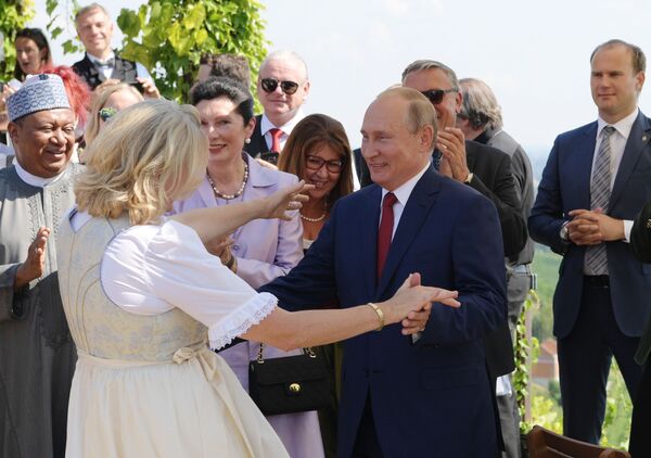 Tổng thống Vladimir Putin khiêu vũ với Ngoại trưởng Áo Karin Kneissl trong đám cưới của bà - Sputnik Việt Nam