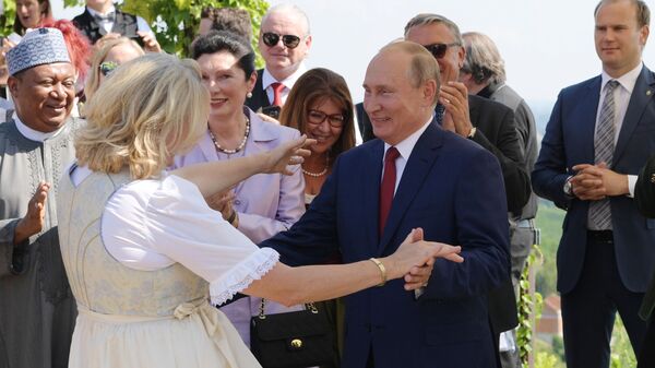 Tổng thống Vladimir Putin khiêu vũ với Ngoại trưởng Áo Karin Kneissl trong đám cưới của bà - Sputnik Việt Nam