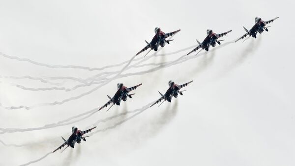 Máy bay chiến đấu MiG-29 của đội nhào lộn “Những con chim yến” bay trình diễn trong khuôn khổ Diễn đàn “Quân đội 2018” - Sputnik Việt Nam