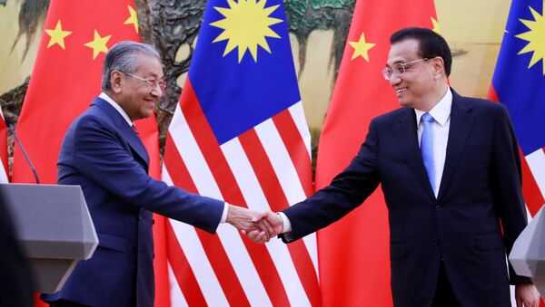 Thủ tướng Malaysia Mahathir Mohamad và Thủ tướng Trung Quốc Lý Khắc Cường tại cuộc gặp ở Bắc Kinh, Trung Quốc - Sputnik Việt Nam