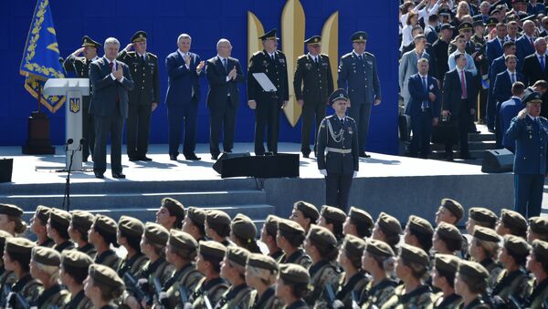 Украинские военнослужащие маршируют перед президентом Украины Порошенко во время военного парада в Киеве в честь  Дня независимости Украины - Sputnik Việt Nam