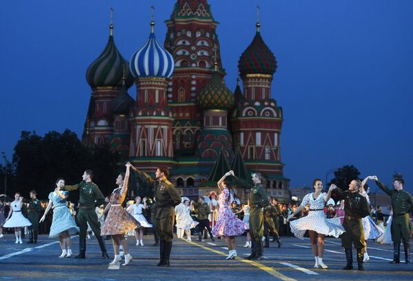 Lễ khai mạc long trọng Fesstival quân nhạc Tháp Spasskaya lần thứ XI trên Quảng trường Đỏ ở Moskva - Sputnik Việt Nam