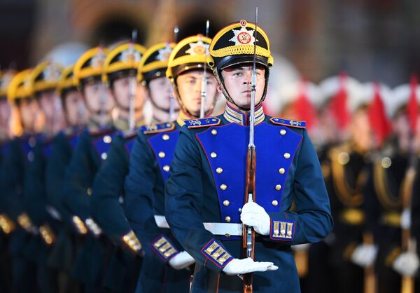 Đội cận vệ đặc biệt của Trung đoàn Tổng thống tại khai mạc Festival quân nhạc Tháp Spasskaya lần thứ XI trên Quảng trường Đỏ ở Moskva - Sputnik Việt Nam