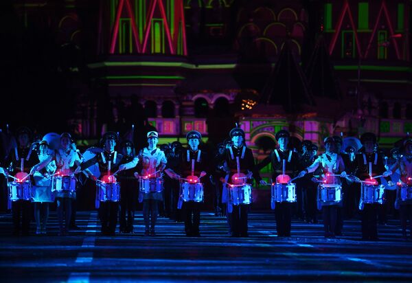 Lễ khai mạc long trọng Festival quân nhạc Tháp Spasskaya lần thứ XI trên Quảng trường Đỏ ở Moskva - Sputnik Việt Nam