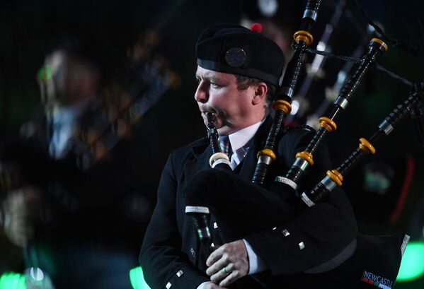 Thành viên dàn nhạc kèn túi và trống Celtic quốc tế tại lễ khai mạc Festival quân nhạc Tháp Spasskaya lần thứ XI trên Quảng trường Đỏ ở Moskva - Sputnik Việt Nam