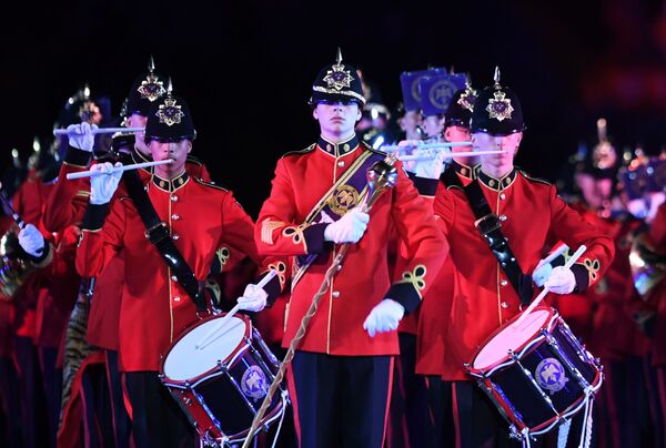Dàn nhạc trẻ Brentwood, Vương quốc Anh tại lễ khai mạc Festival quân nhạc Tháp Spasskaya lần thứ XI trên Quảng trường Đỏ ở Moskva - Sputnik Việt Nam