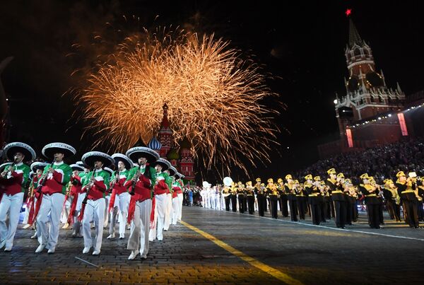 Pháo hoa chào mừng khai mạc Festival quân nhạc Tháp Spasskaya lần thứ XI trên Quảng trường Đỏ ở Moskva - Sputnik Việt Nam