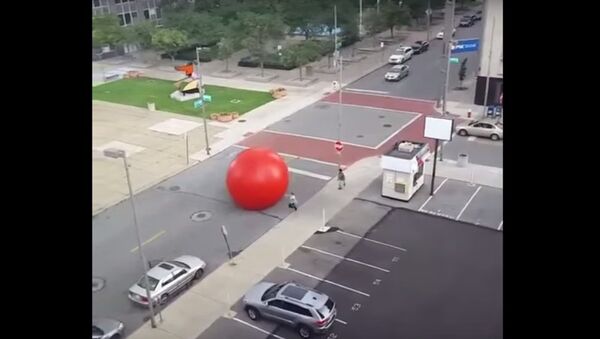 Quả bóng đỏ khổng lồ từ triển lãm lăn trên đường phố Mỹ - Sputnik Việt Nam